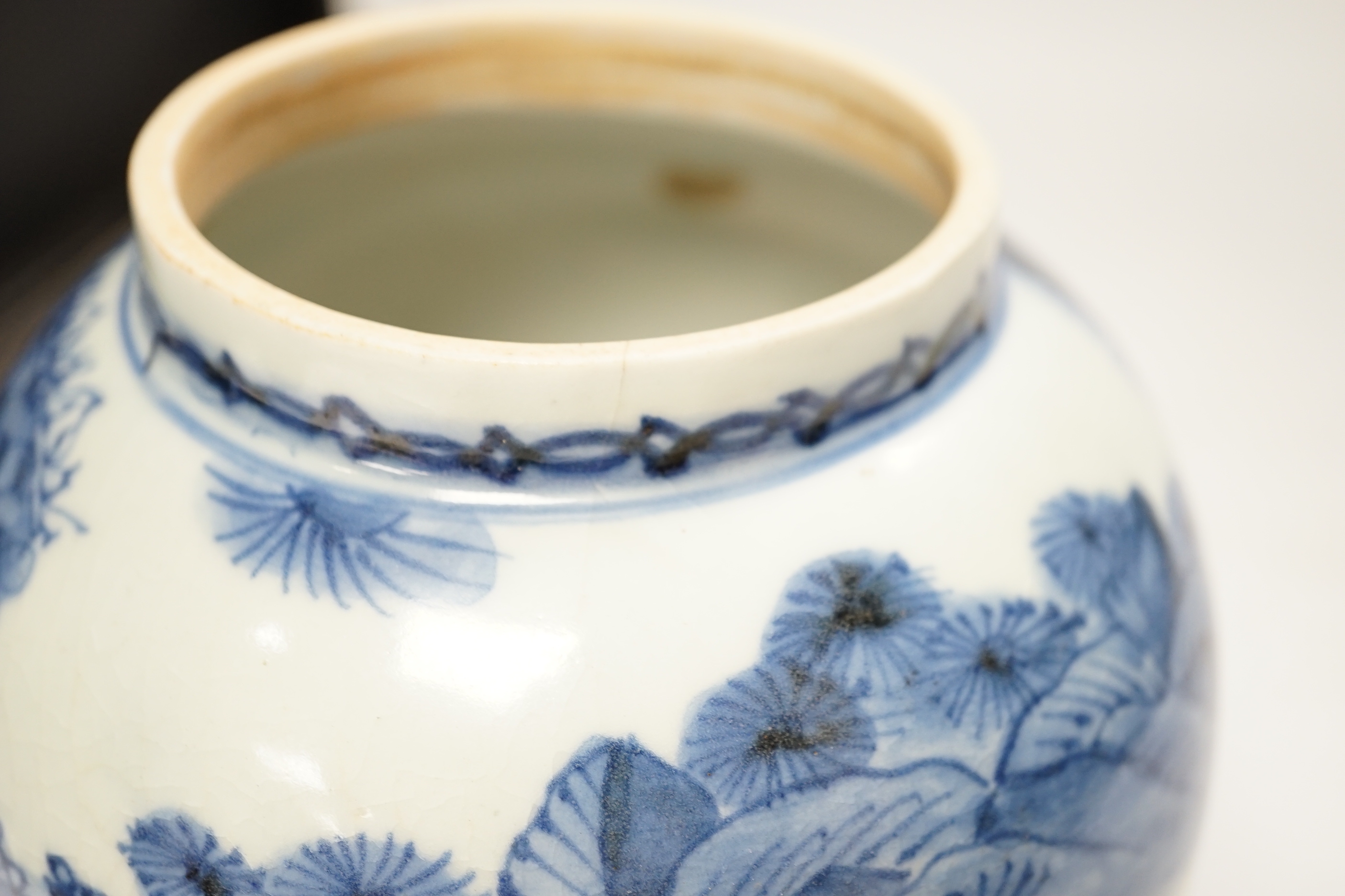 A 17th century Japanese Arita blue and white jar and cover, 22cm